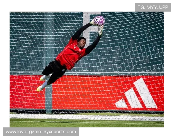 世界级门将夜间加练扑救，社媒称其“守门机器”