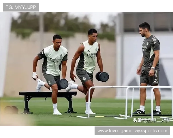 皇马中场视野课:贝林厄姆在训练中反复练习长传精准度 皇马中场视野课:贝林厄姆在训练中反复练习长传精准度