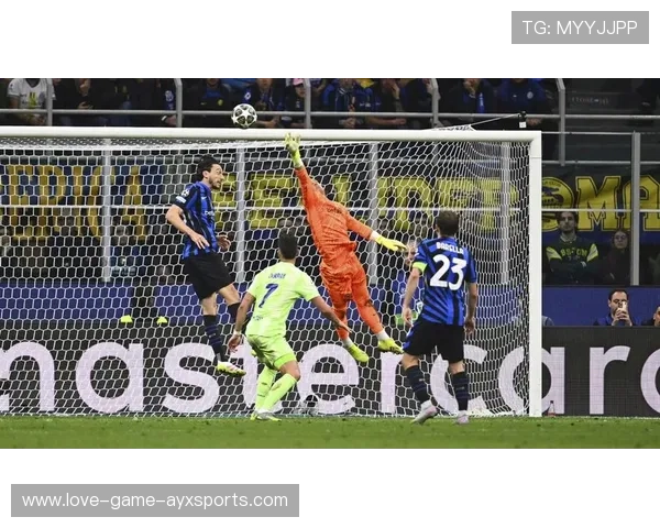 欧冠神扑镜头成为比赛经典片段被反复播放 欧冠神扑镜头成为比赛经典片段被反复播放