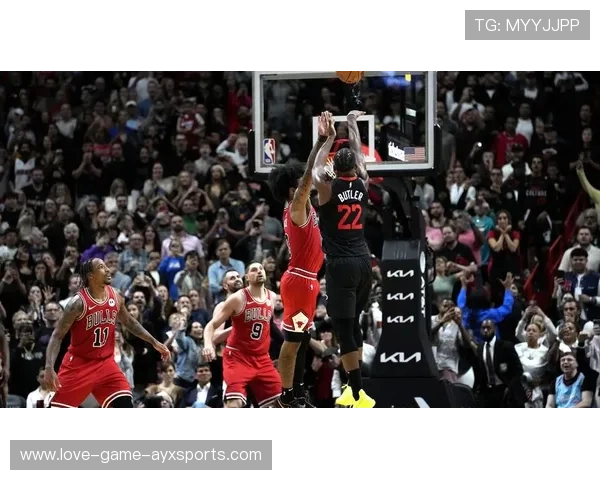 巴特勒压哨两分打进，热火紧咬对方